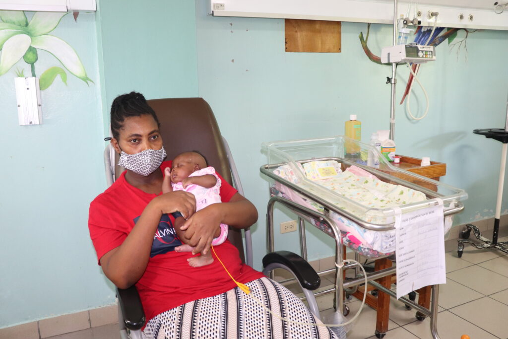Mama Rénette met baby Bonhomme in het St Damien-kinderziekenhuis